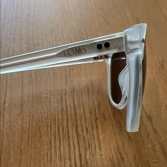 Toms White and Tortoise Sunglasses - Picture 3 of 7